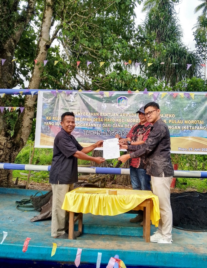 Camat Morotai Morja Serahkan Bantuan Armada Pajeko Di Desa Hapo